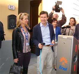 Kerry Kennedy inaugura colonnina Enel per auto elettriche